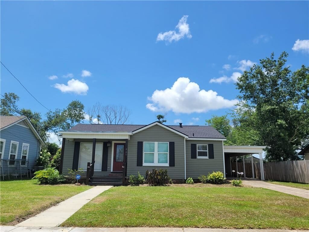 Property Photo: 221 W Hale Street W LA 70607