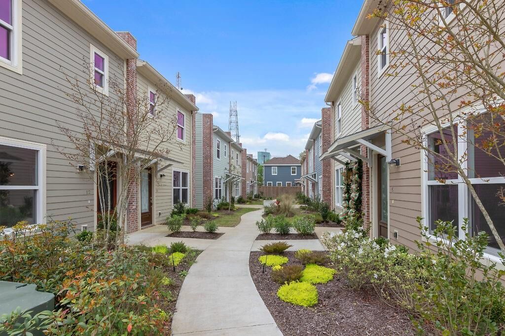 Property Photo:  515 Division Street 12  LA 70601 