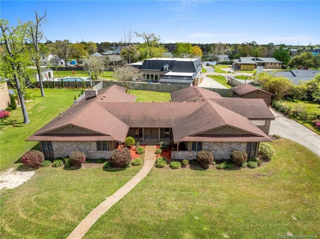 Property Photo: 3925 Bayouwood Lane LA 70605