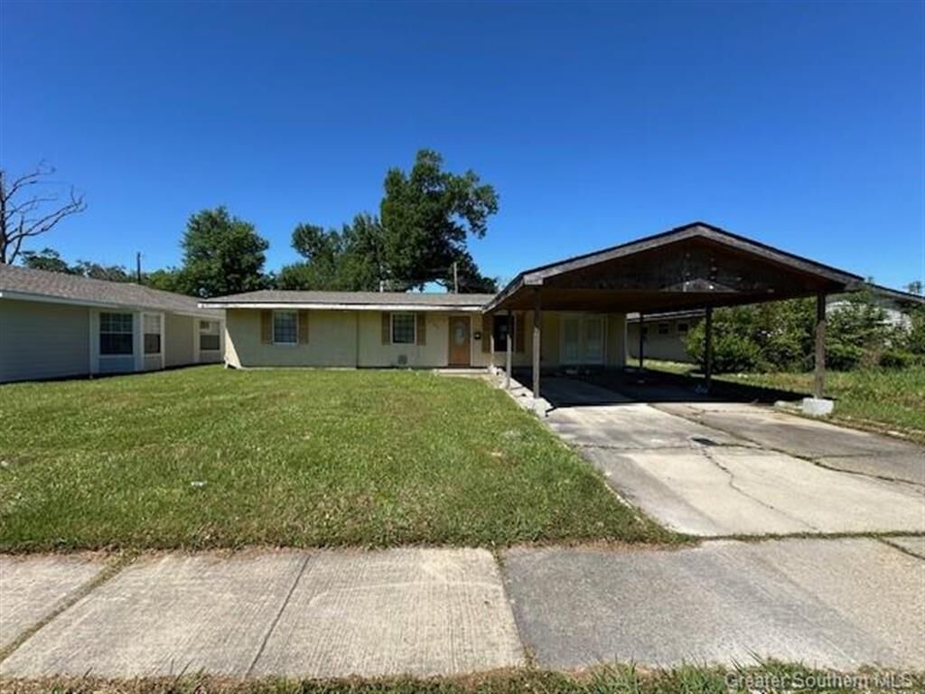 Property Photo: 2704 General Moore Avenue LA 70615