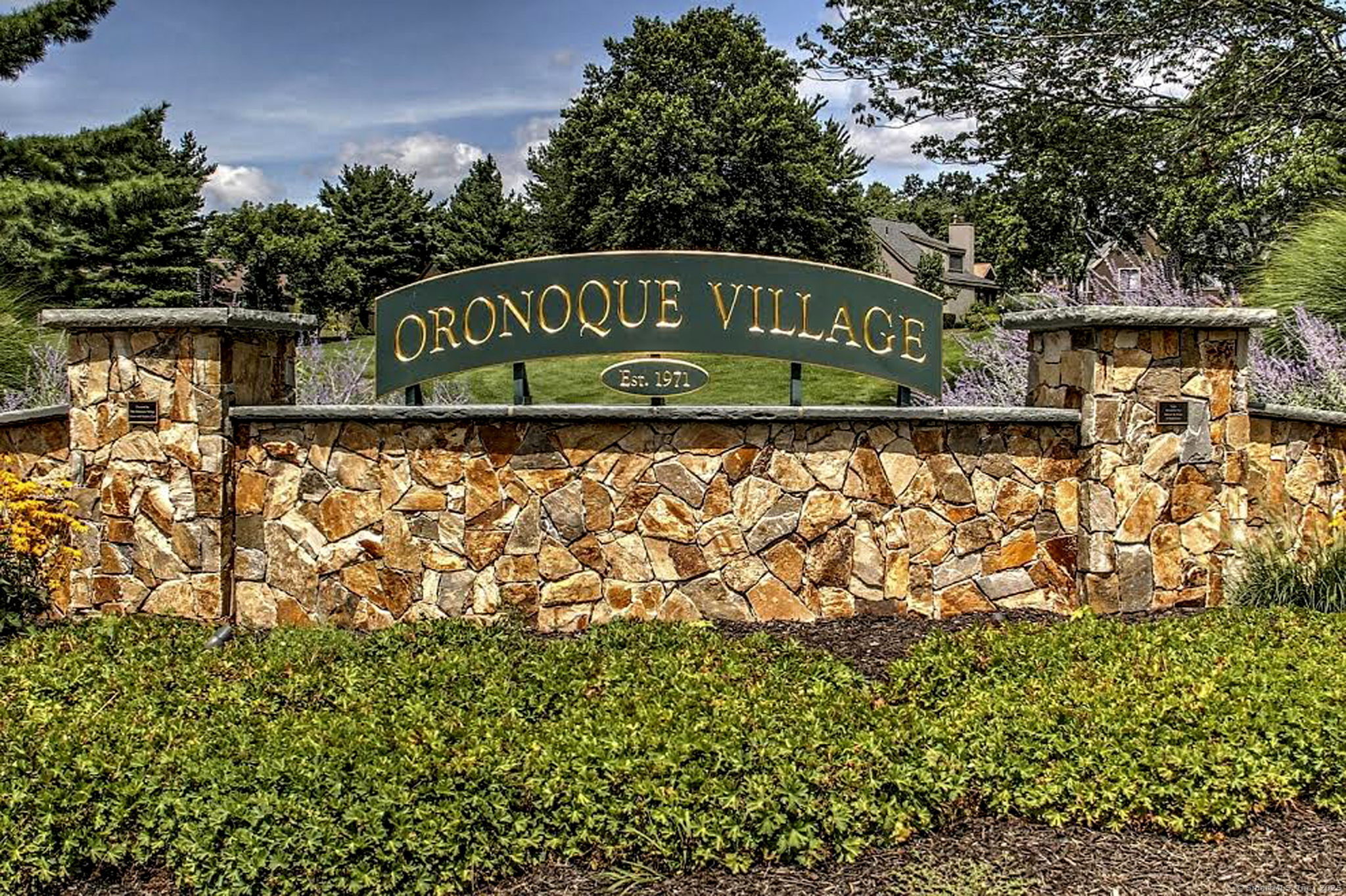Property Photo:  475 Commanche Lane B  CT 06614 
