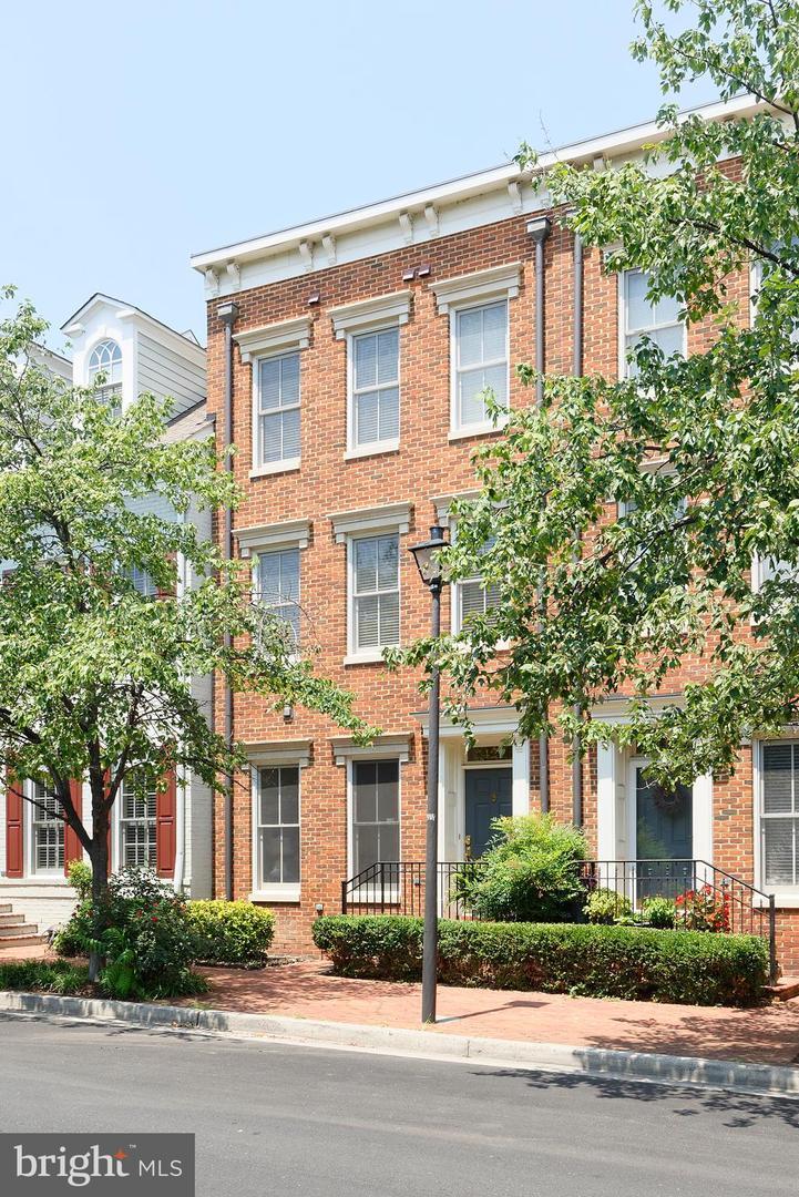 Property Photo: 421 Oronoco Street VA 22314