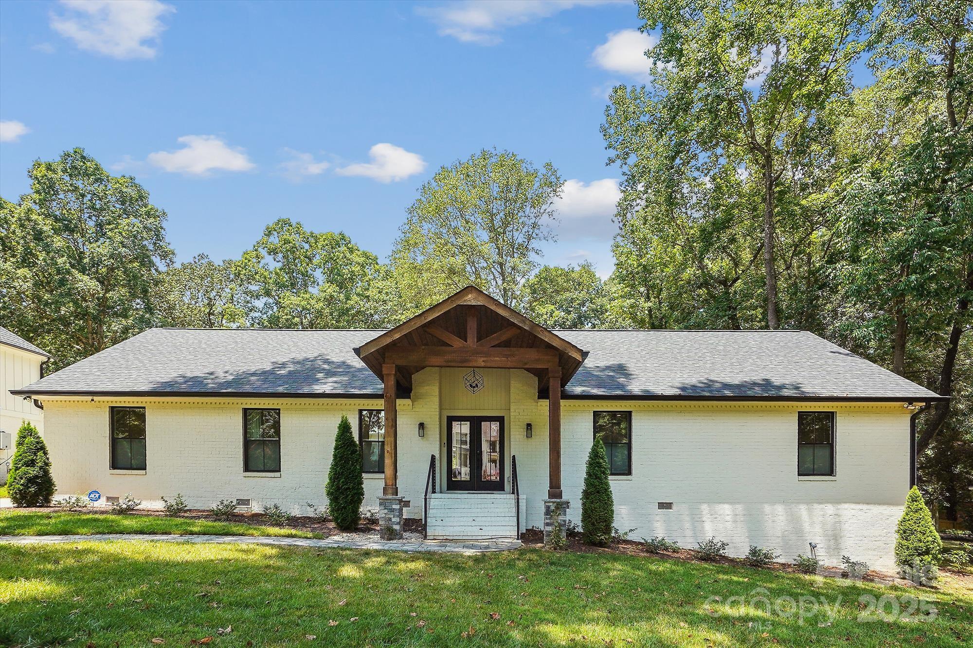 Property Photo: 1118 Crestbrook Drive NC 28211