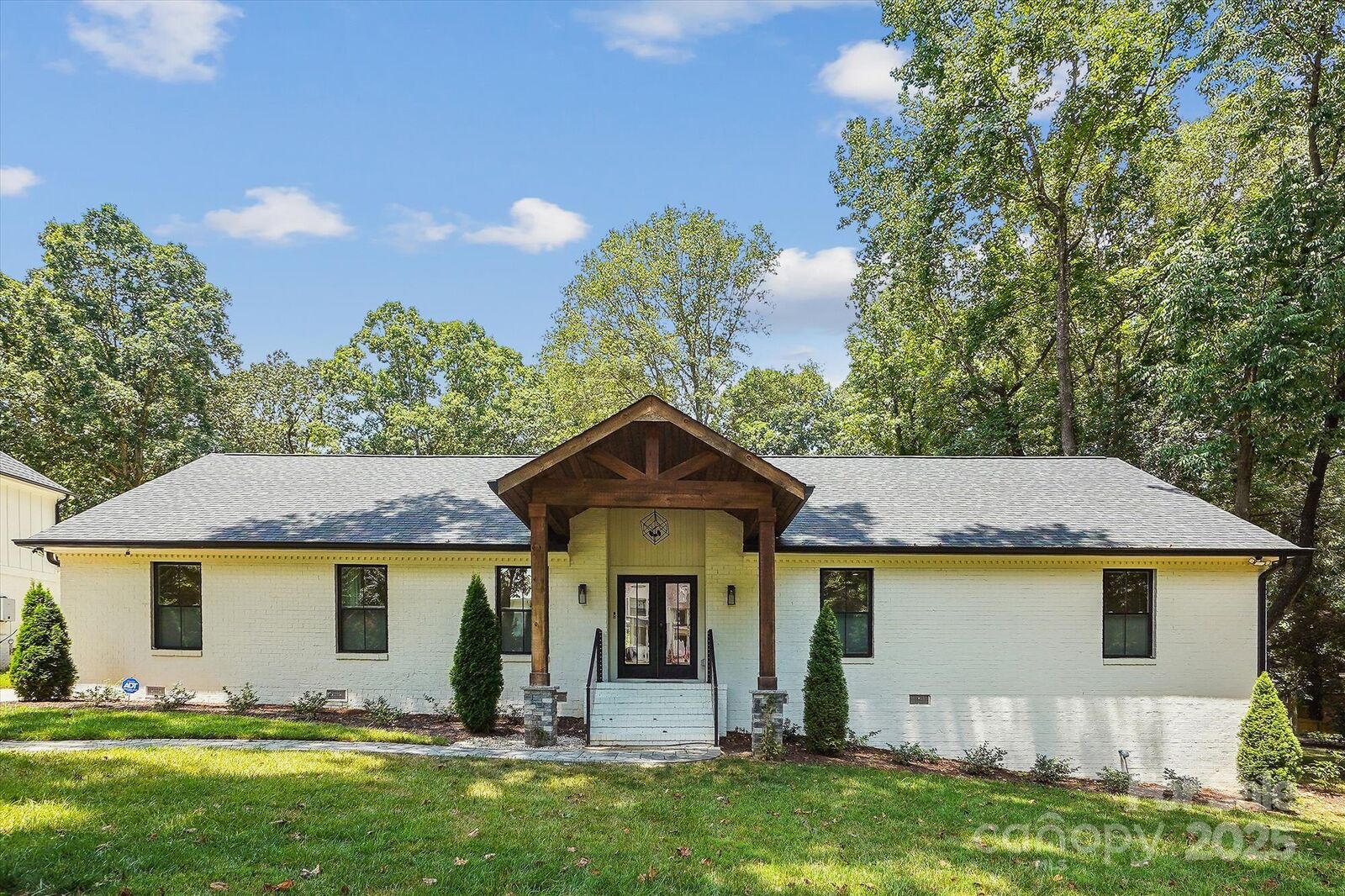 Property Photo:  1118 Crestbrook Drive  NC 28211 