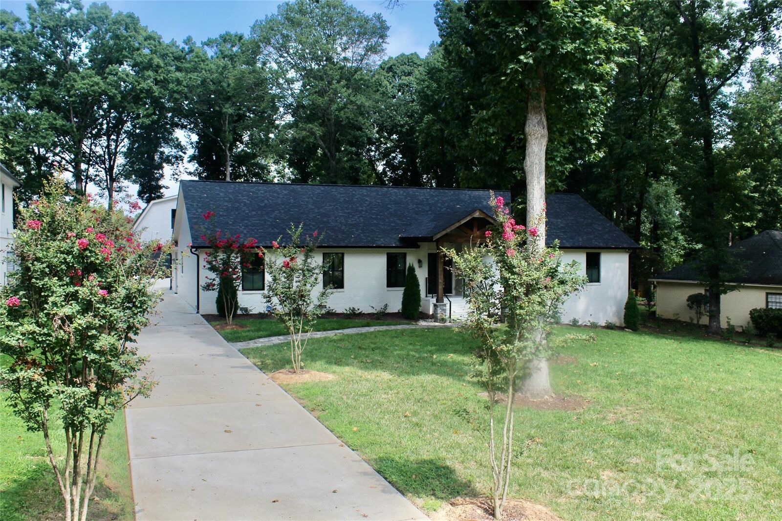Property Photo:  1118 Crestbrook Drive  NC 28211 