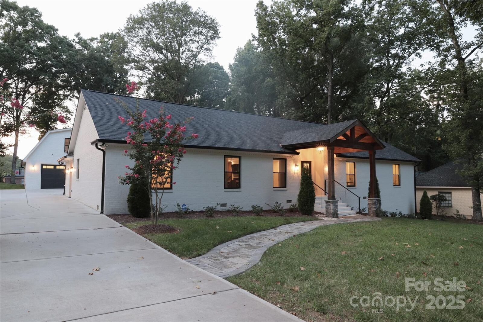 Property Photo:  1118 Crestbrook Drive  NC 28211 