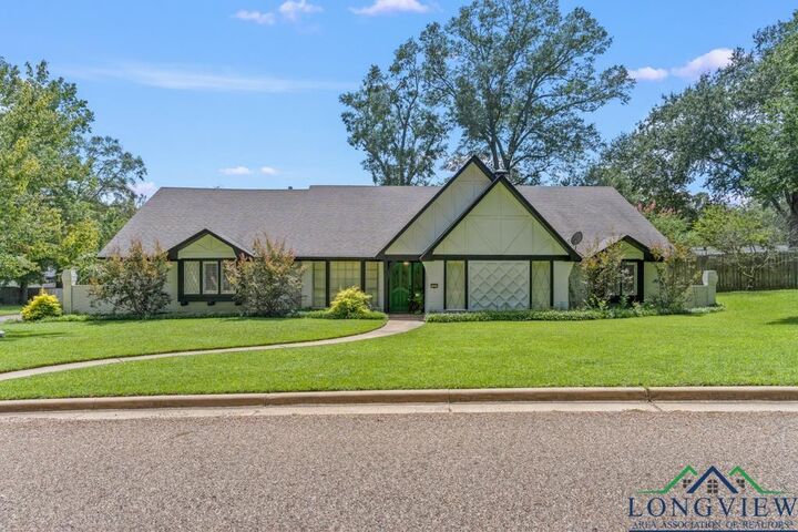 Property Photo: 1205 Dogwood St TX 75644