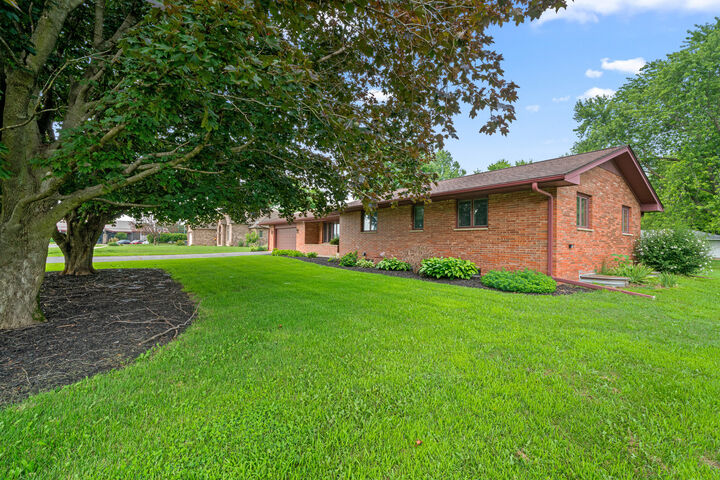 Property Photo:  1102 Vale Street S  IL 60548 