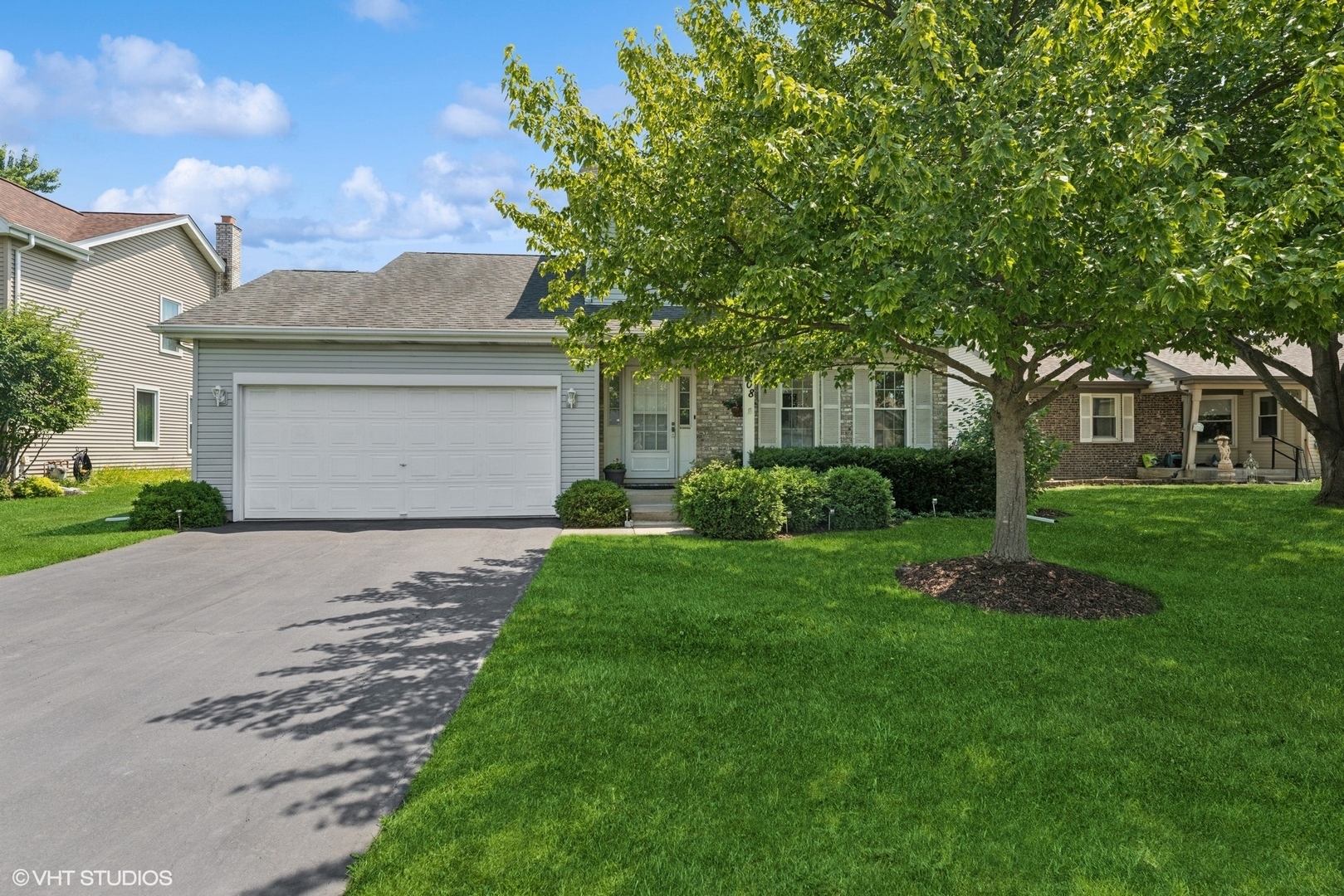 Property Photo: 508 Indian Ridge Trail IL 60084