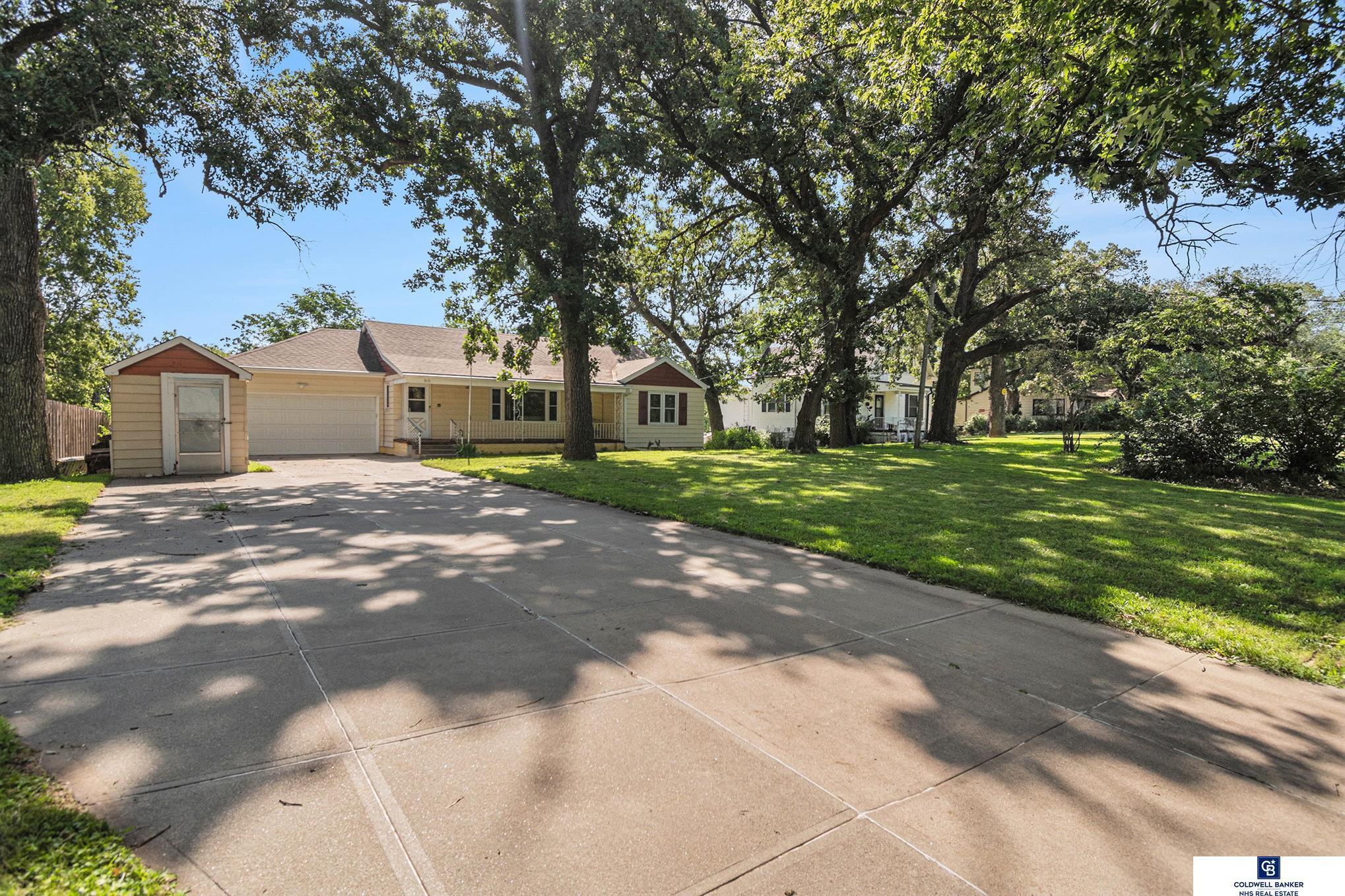 Property Photo: 513 Bellevue Boulevard NE 68005