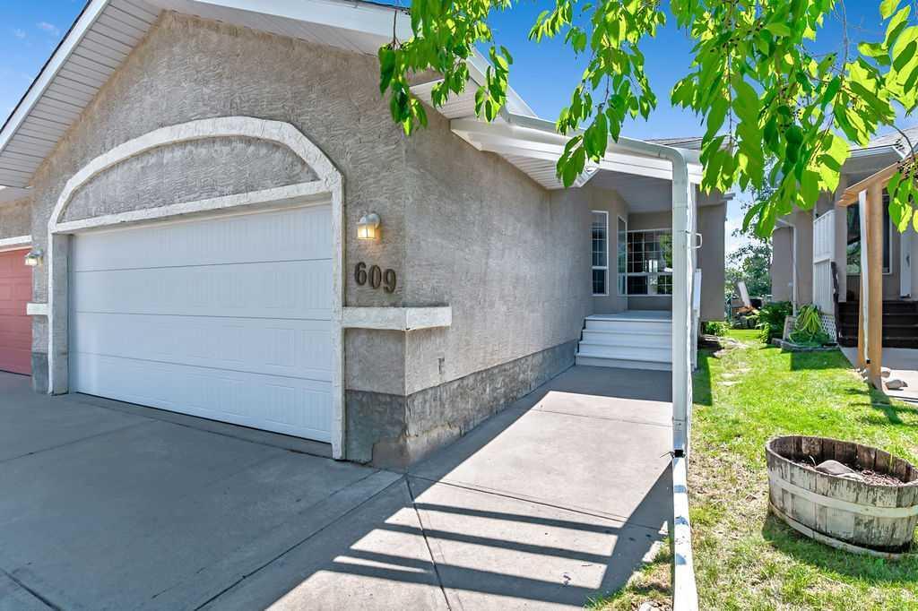 Property Photo: 609 Lineham Acres Drive NW AB T1V 1S6
