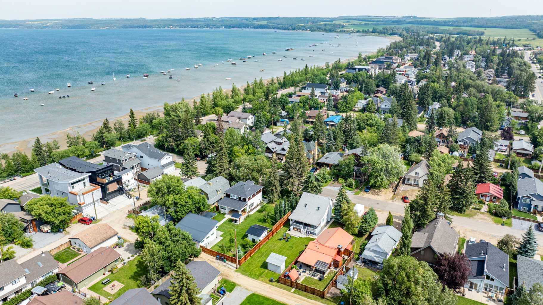 Property Photo:  5024 38 Street  AB T4S 1B6 