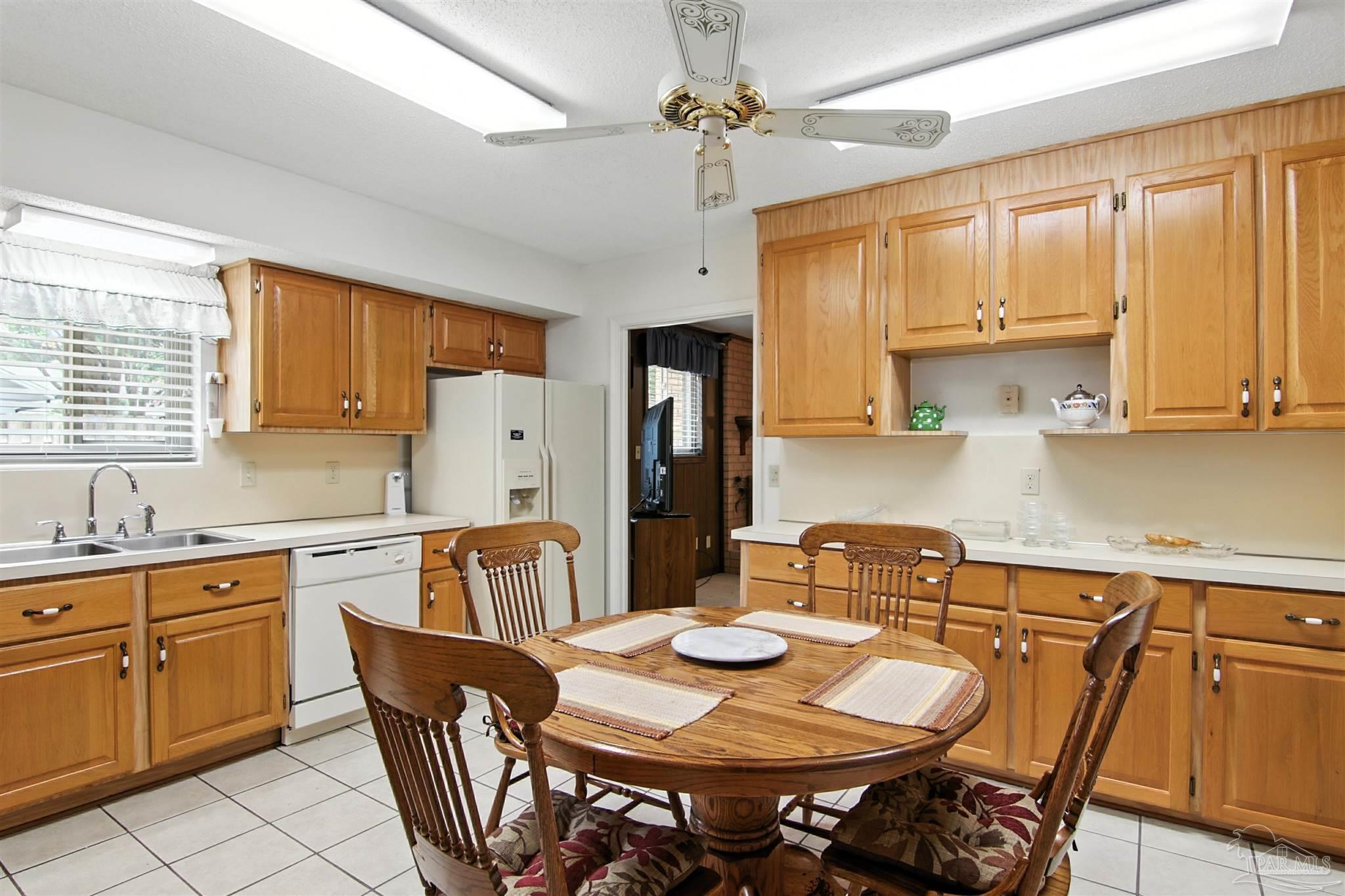 Property Photo: 207 Nandina Rd FL 32561
