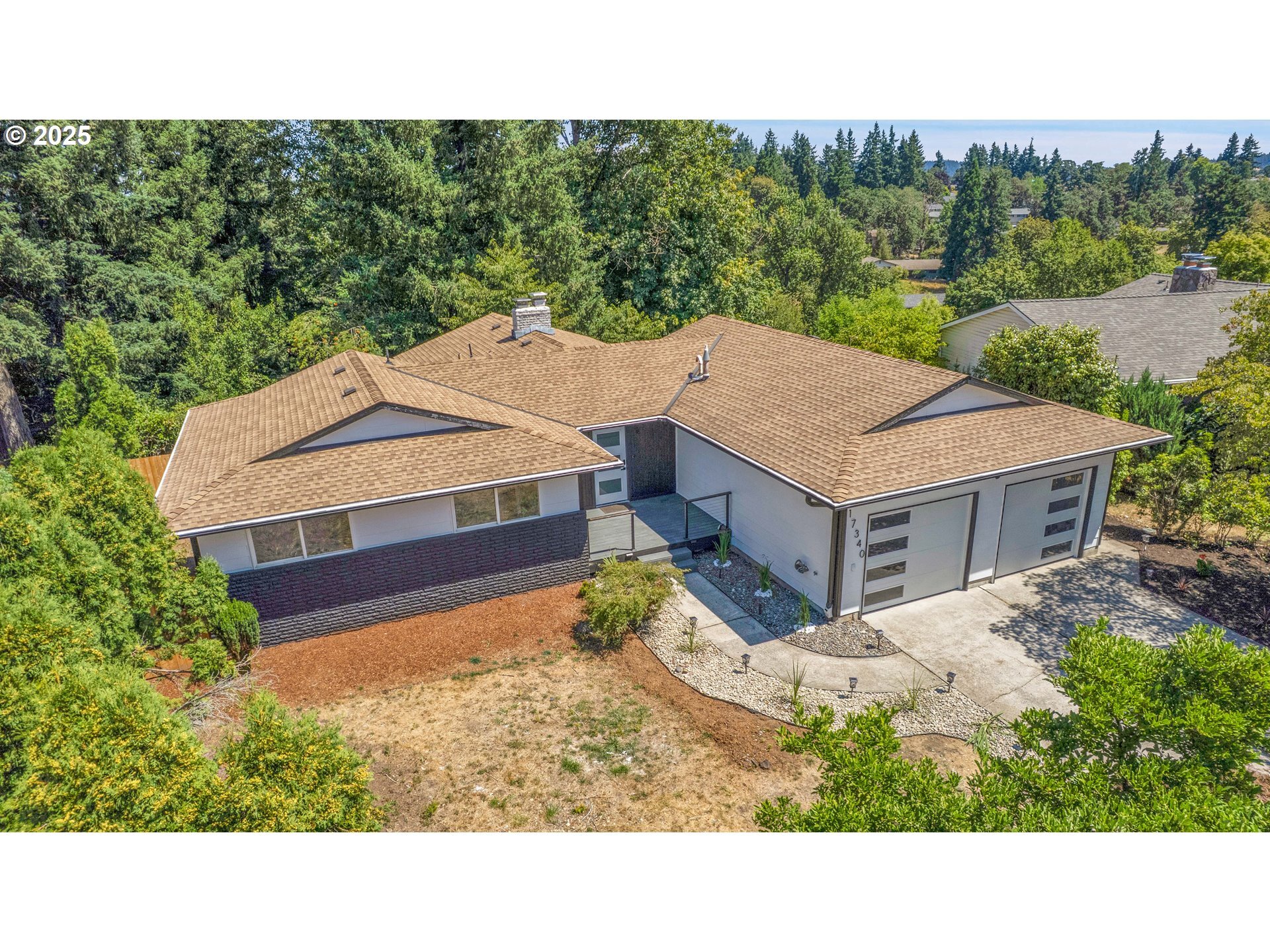 Property Photo: 17340 Crownview Dr OR 97027