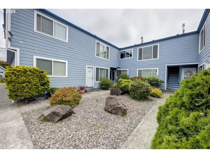 Property Photo: 870 S Holladay Dr OR 97138