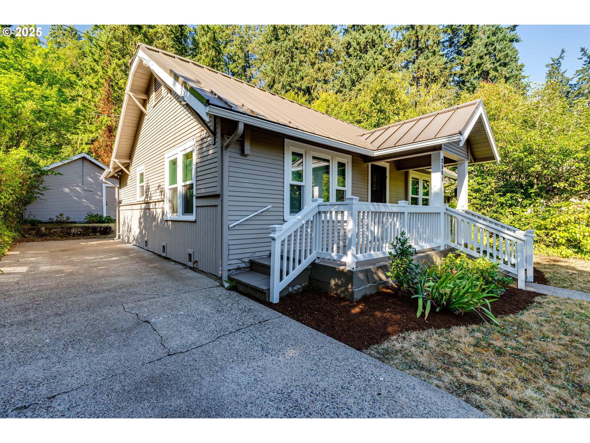 Property Photo: 2560 Onyx St OR 97403