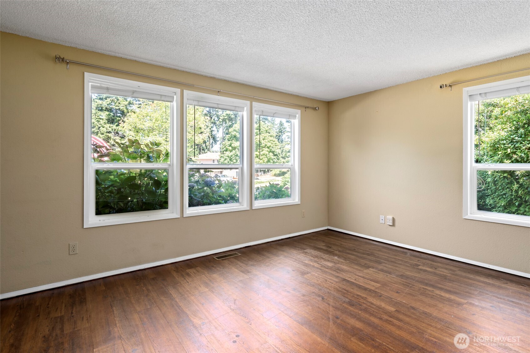 Property Photo:  2122  Colonial Way  WA 98277 
