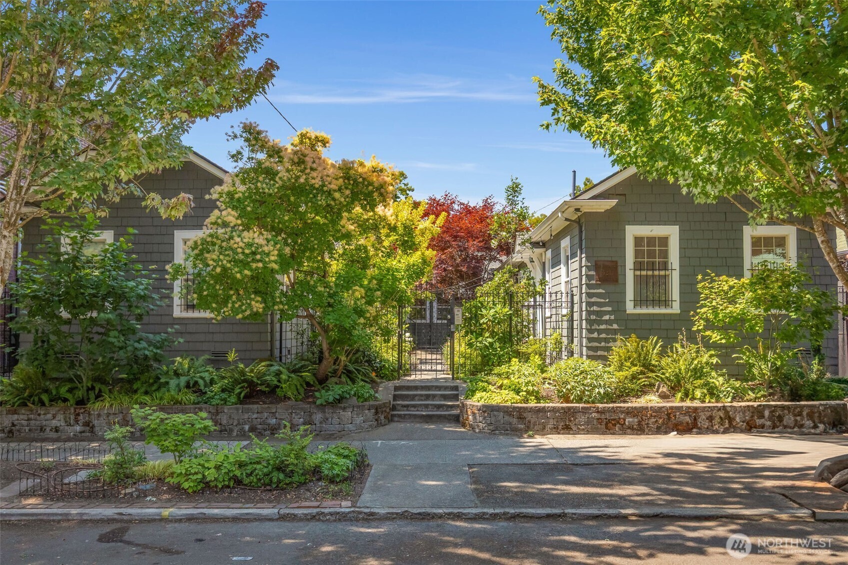421  10th Avenue E F  Seattle WA 98102 photo
