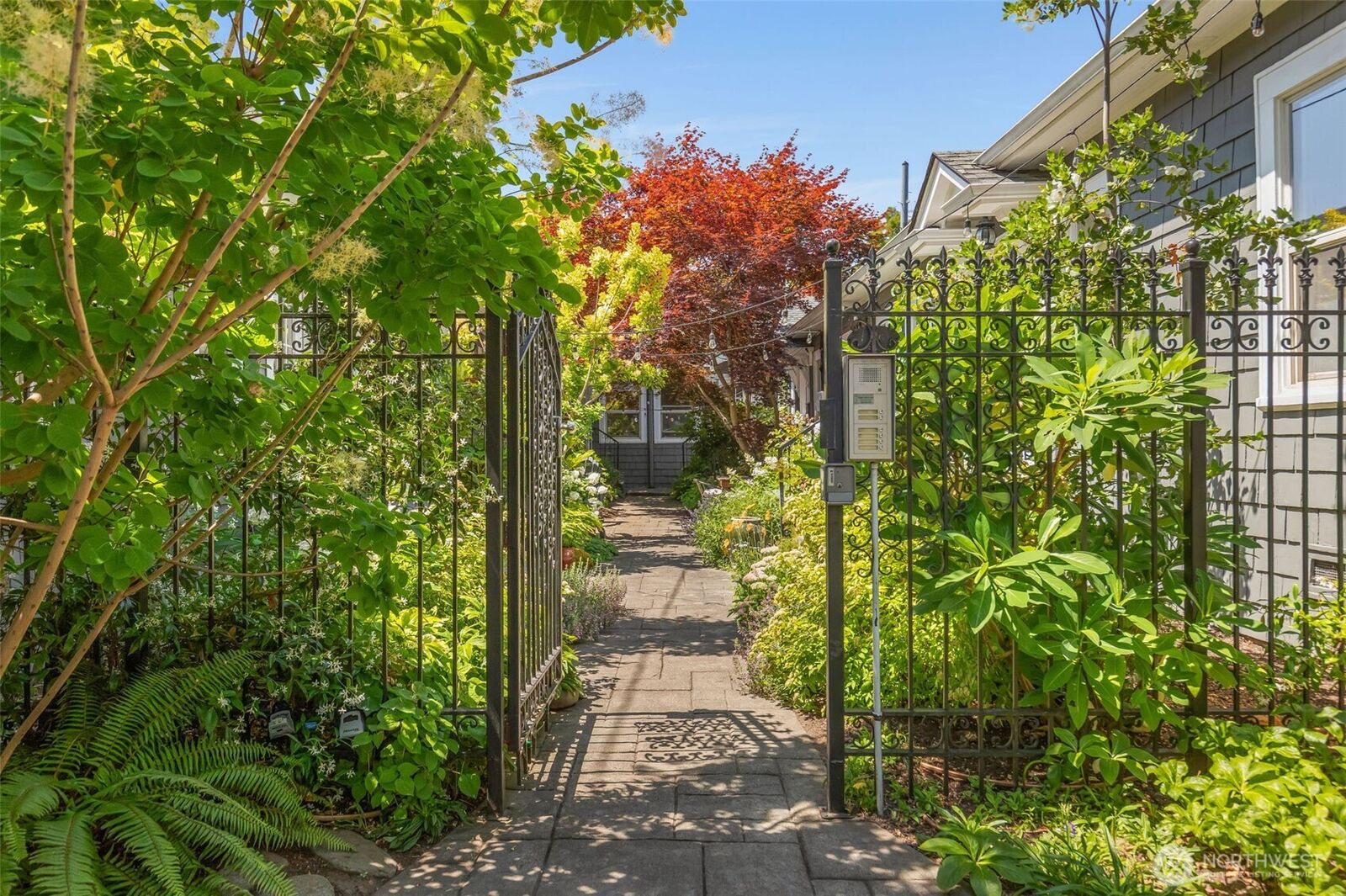 Property Photo:  421  10th Avenue E F  WA 98102 