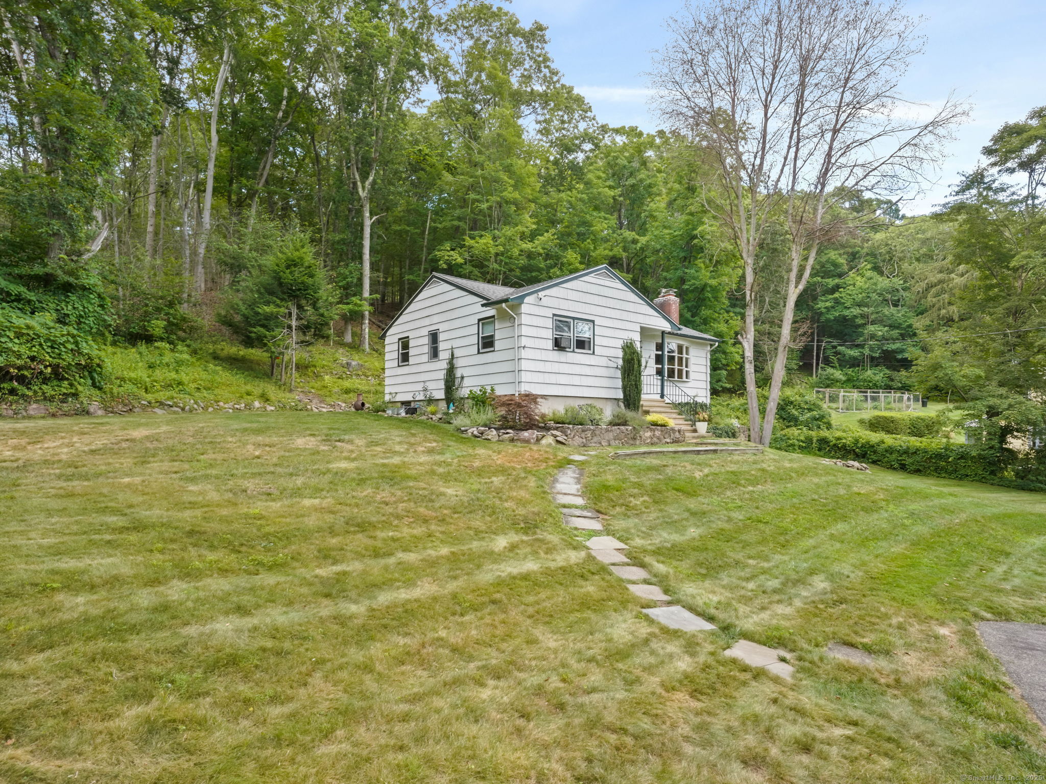Property Photo:  888 Mount Carmel Avenue  CT 06518 