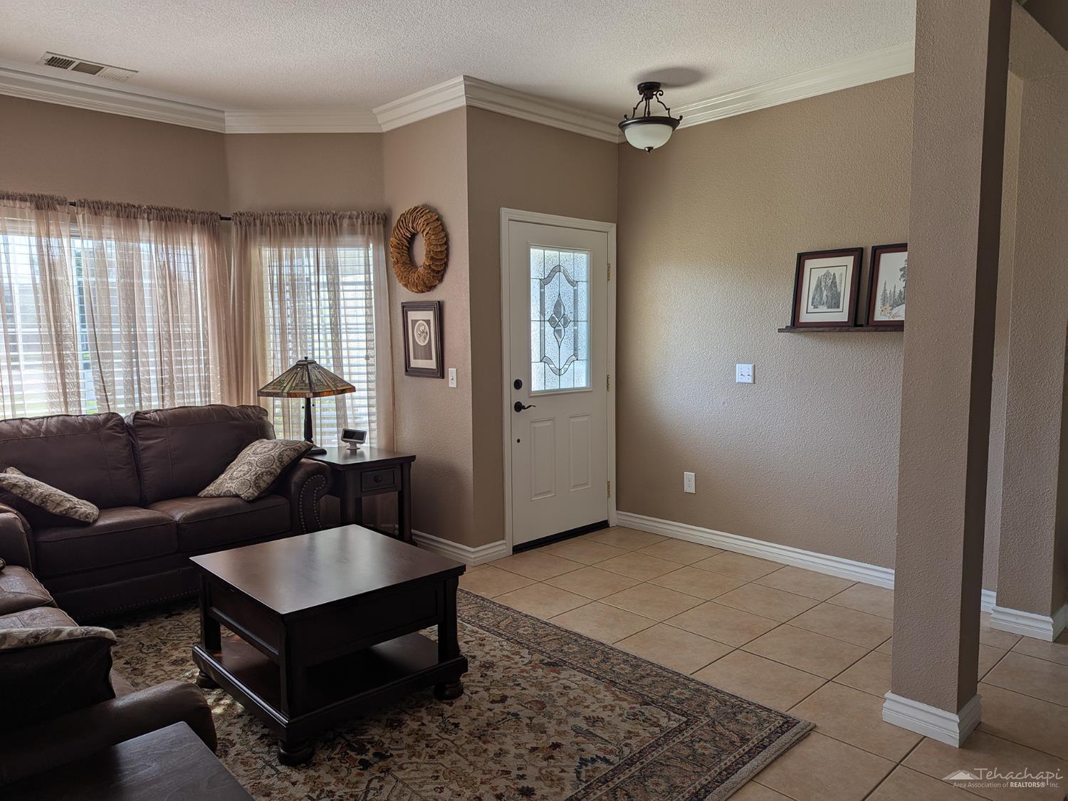 Property Photo: 118 Clearview Court CA 93561