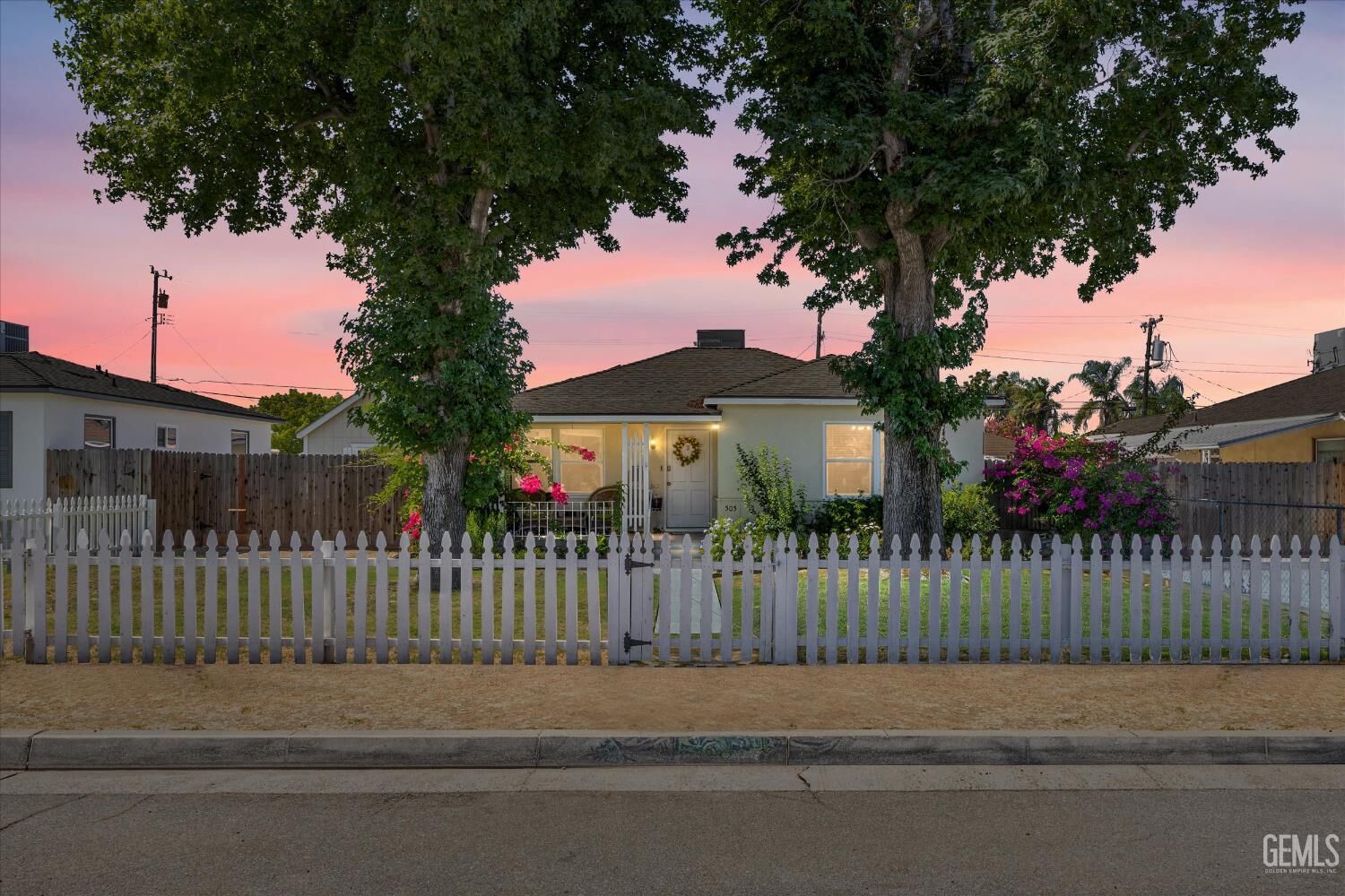 Property Photo: 505 Linda Vista Drive CA 93308
