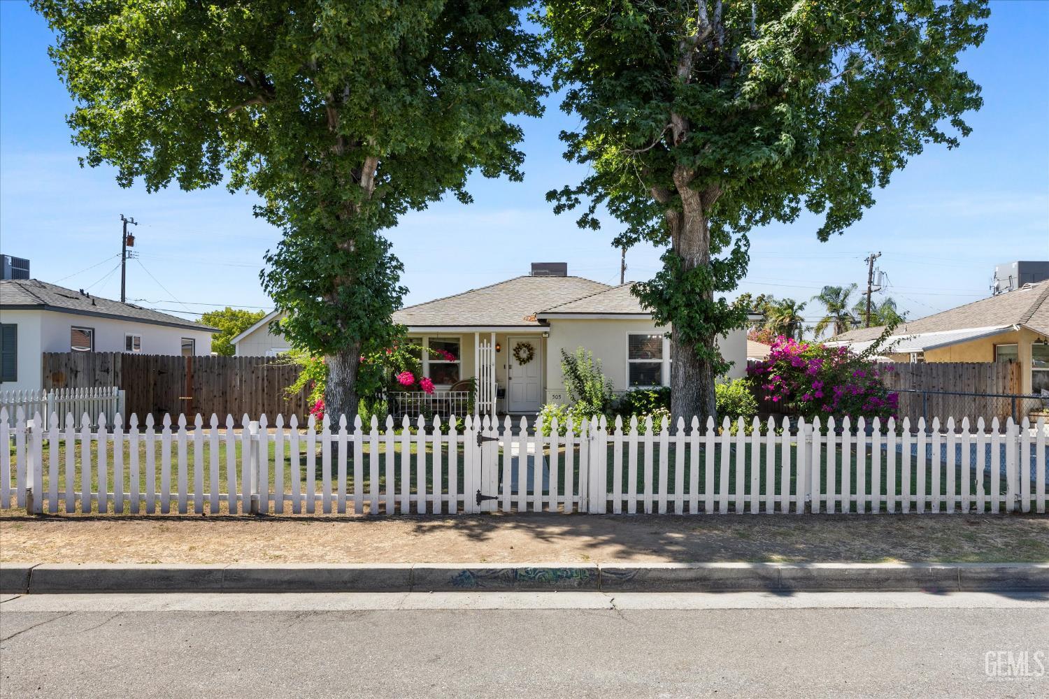Property Photo:  505 Linda Vista Drive  CA 93308 