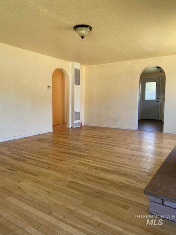 Property Photo: 123 N Venice St ID 83687