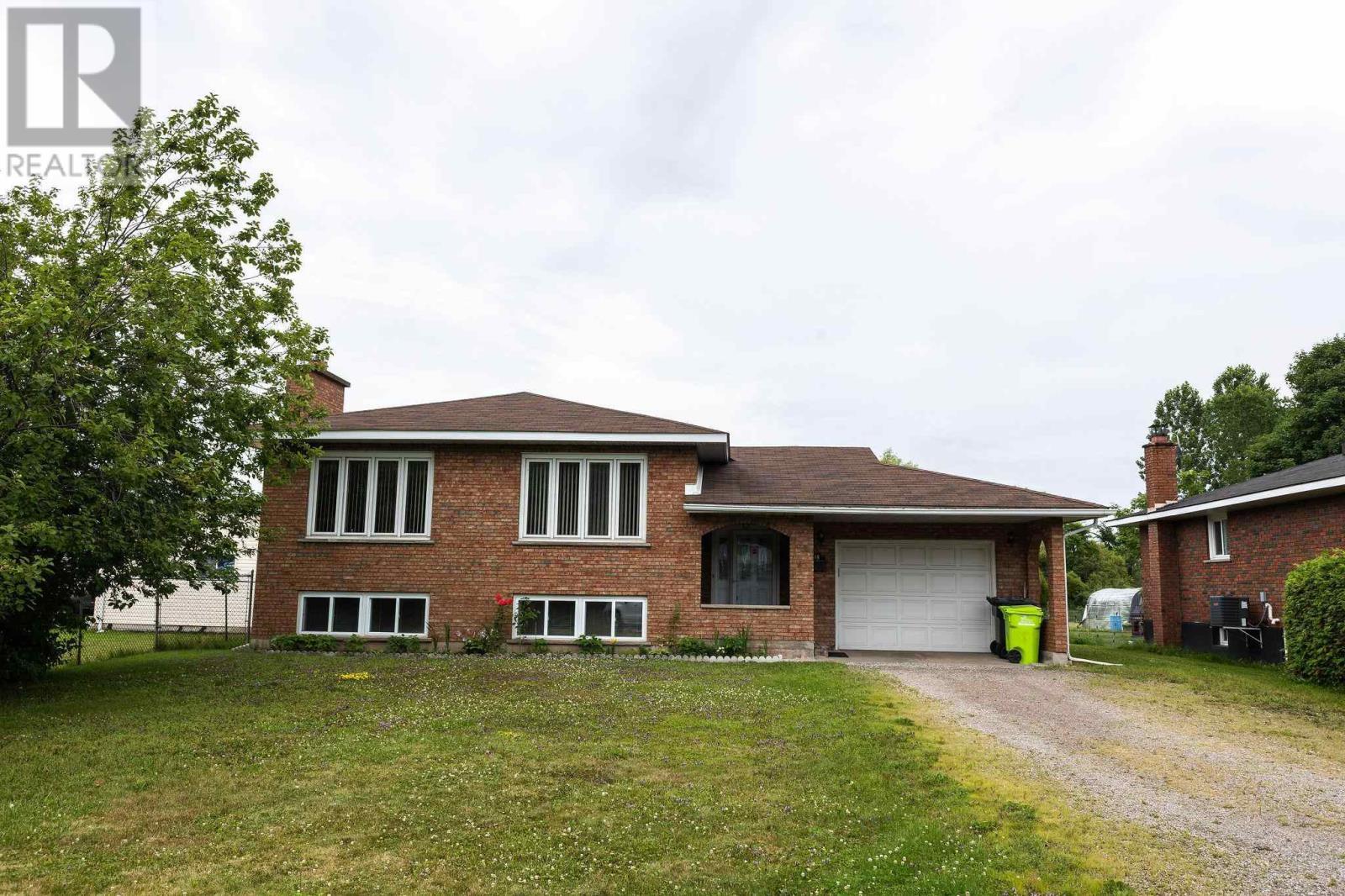Photo de la propriété: 16 Dawson Ave ON P6C 4B3
