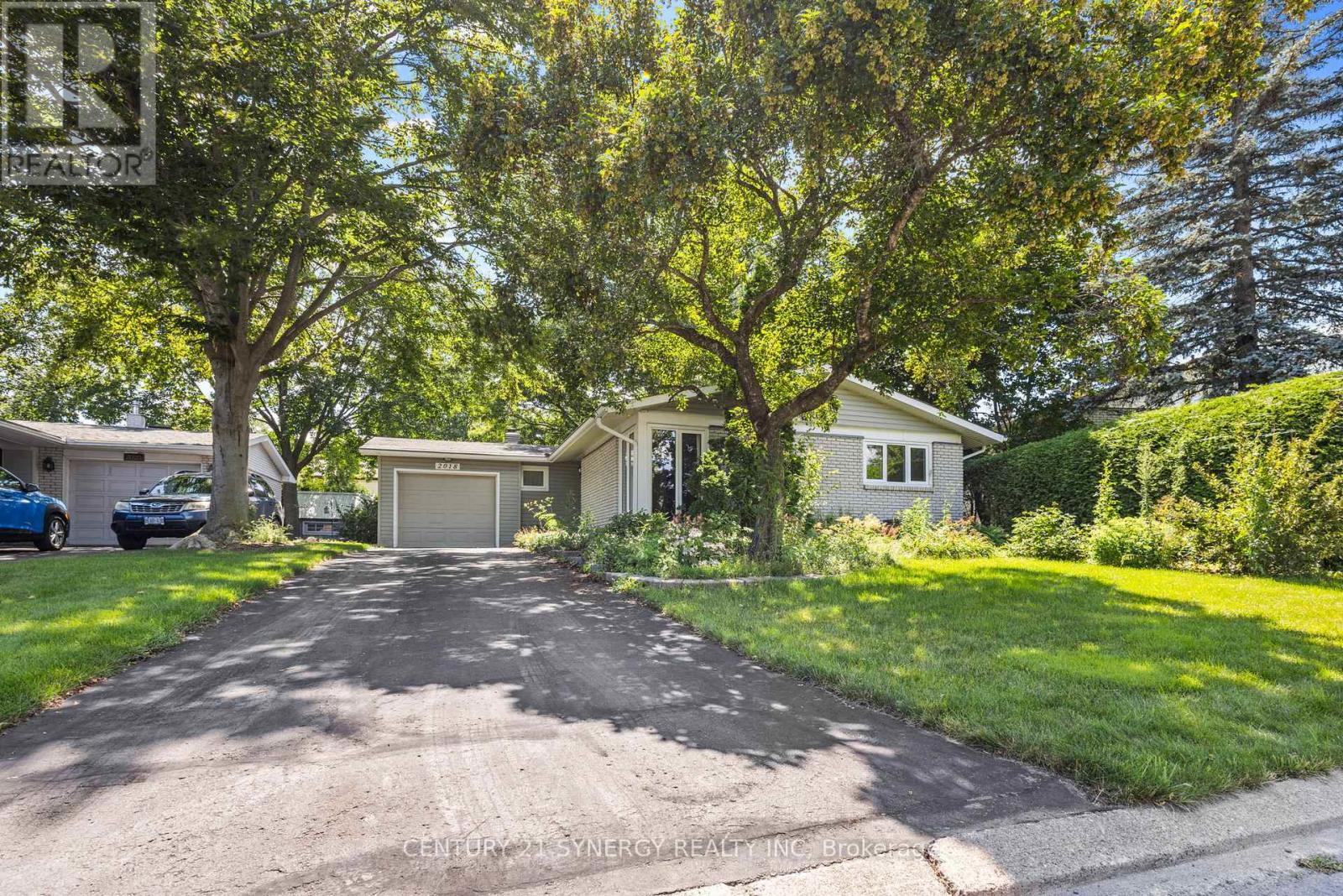 Property Photo:  2018 Deerhurst Court  ON K1J 8H1 
