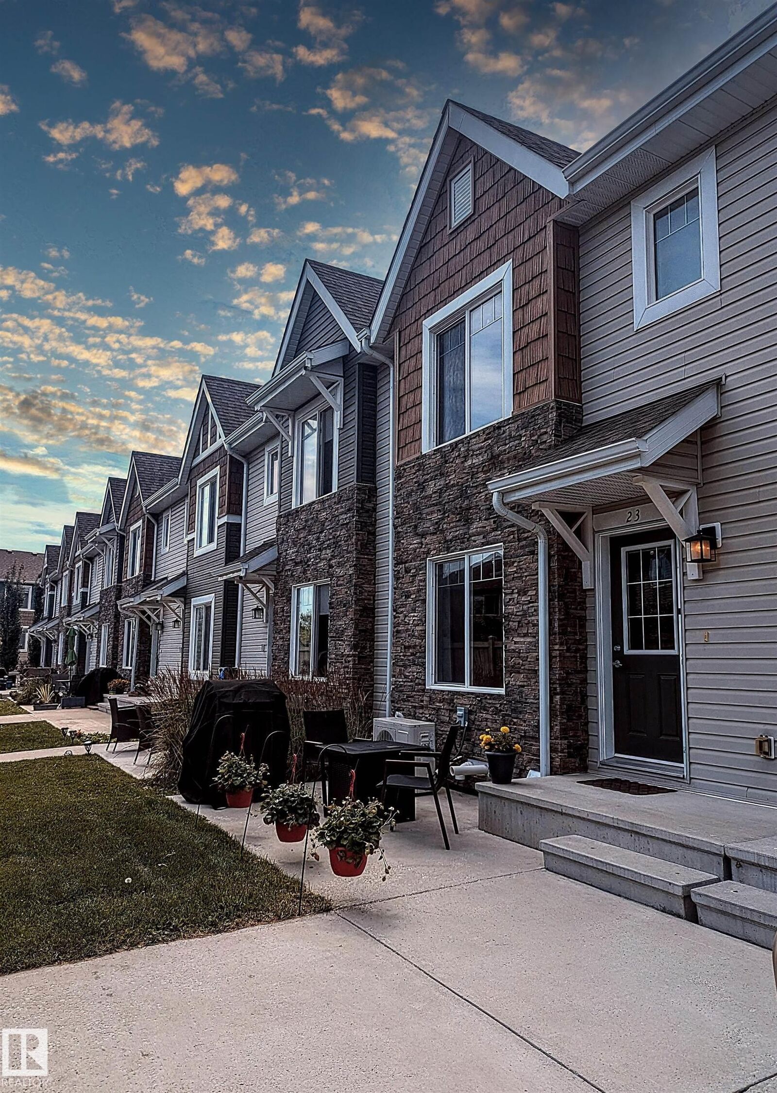 Property Photo: 2922 Maple Way NW 23 AB T6T 1A5
