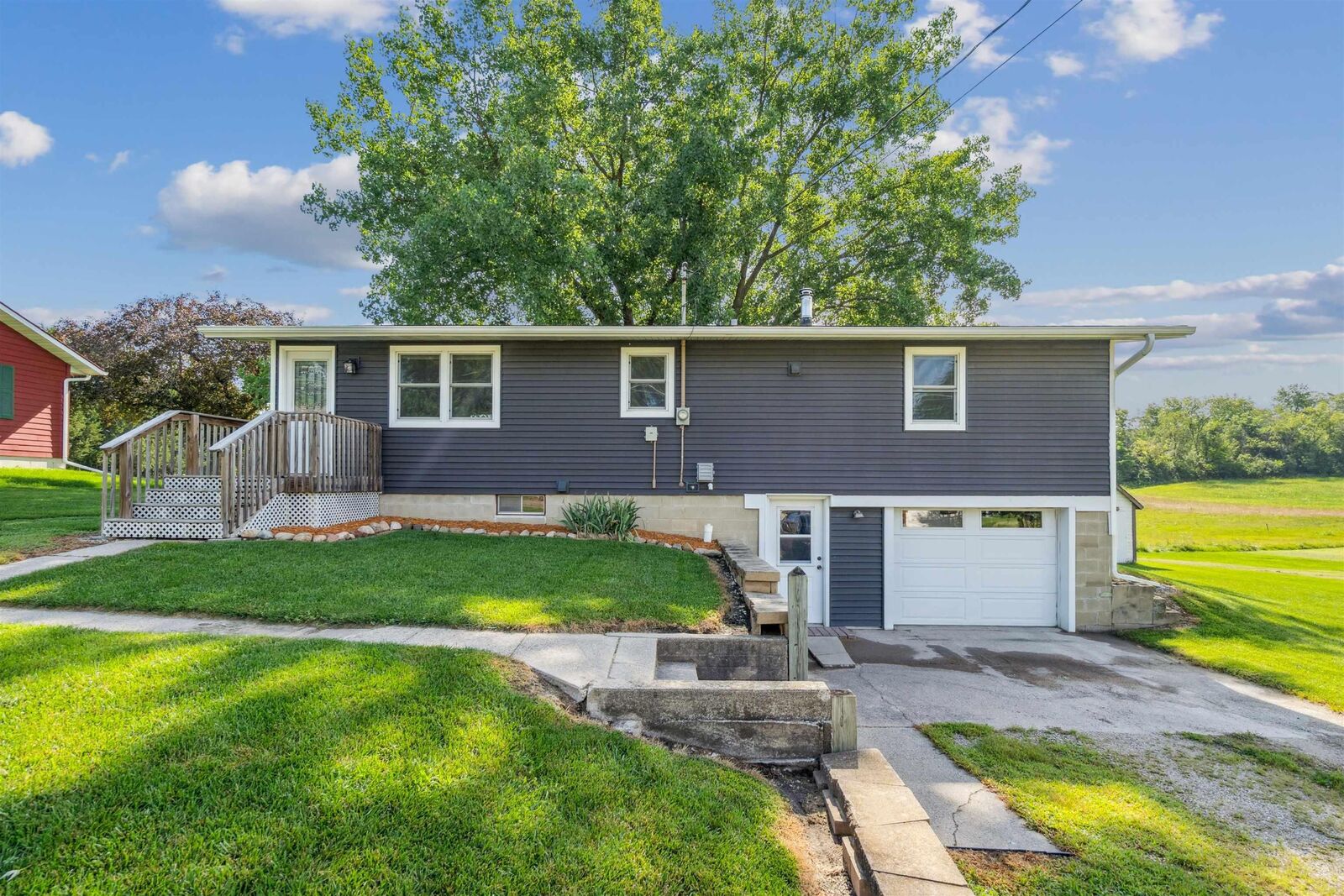 Property Photo: 604 Hill St IA 52141