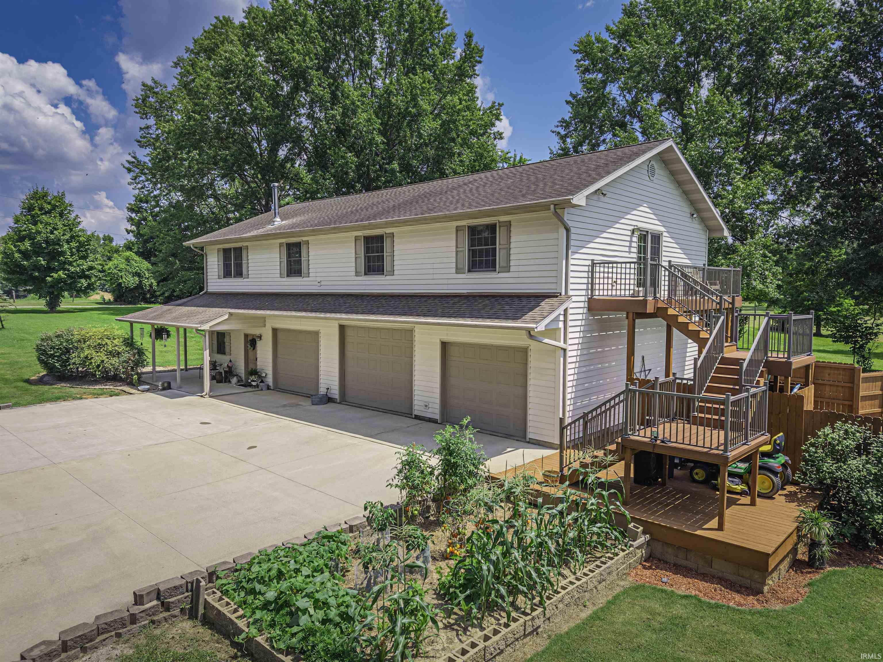 Property Photo:  900 E Union Street  IN 47598 