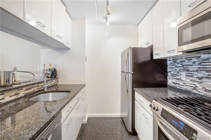 Property Photo:  4 Martine Avenue 809  NY 10606 