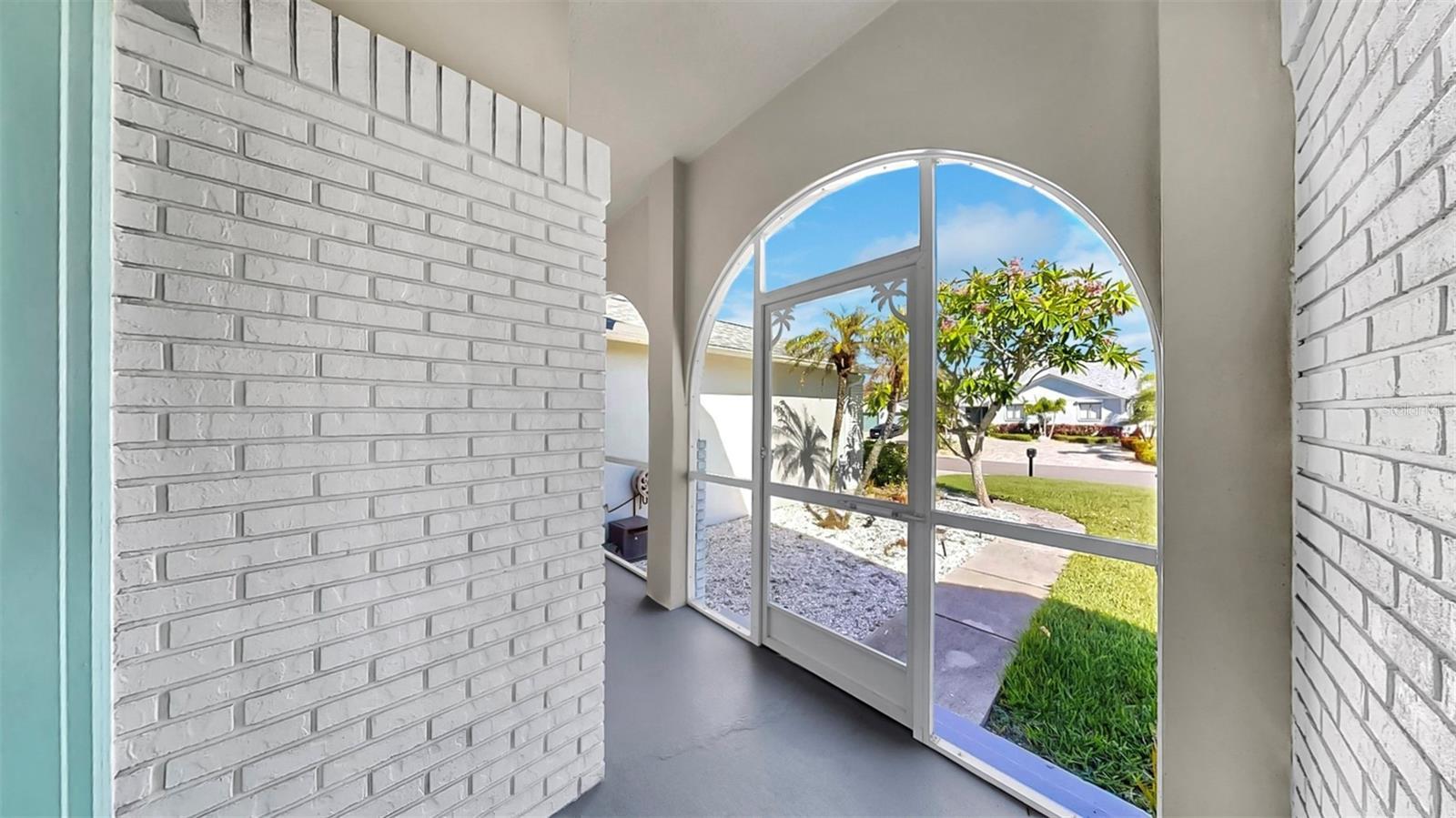 Property Photo: 832 Birdie Way FL 33572