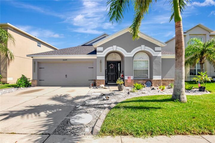 Property Photo:  2239 Roanoke Springs Drive  FL 33570 