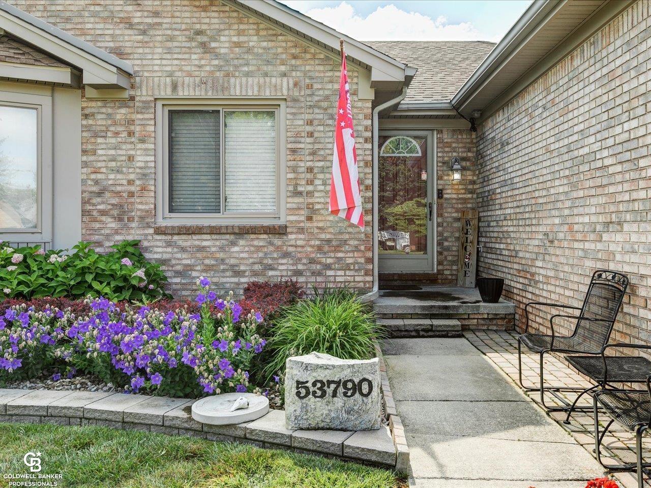 Property Photo: 53790 Meadow View Ln Lane MI 48047