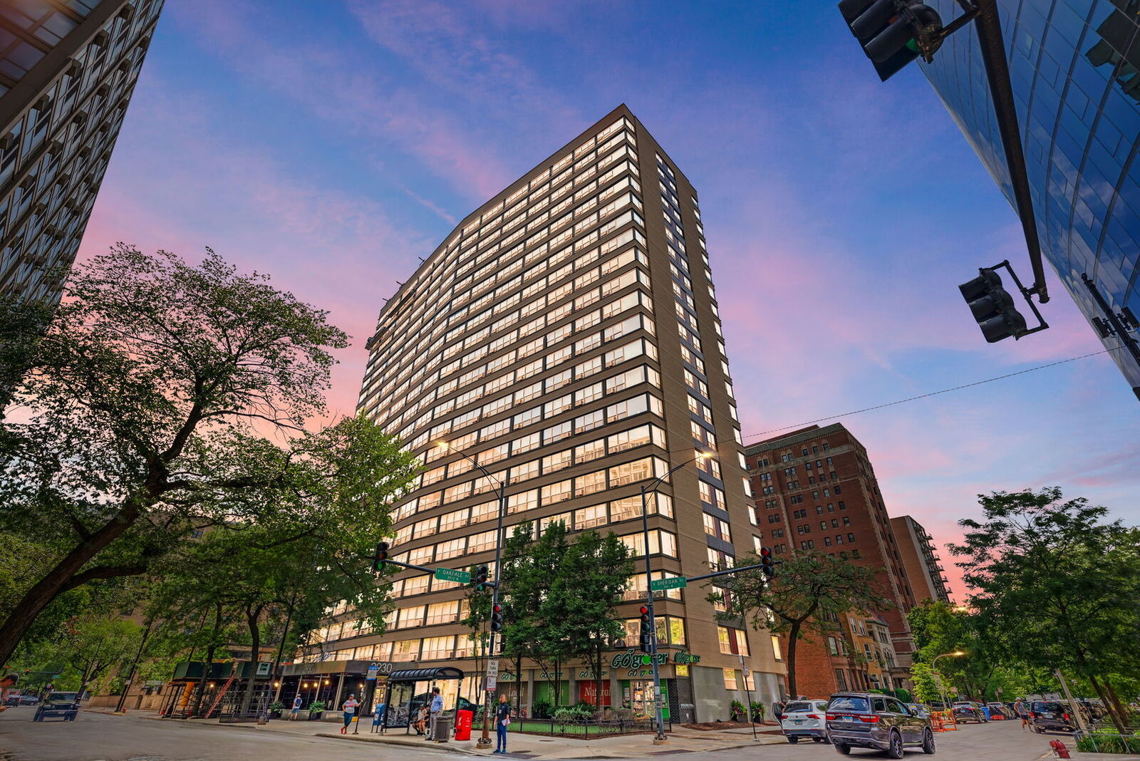Property Photo: 2930 N Sheridan Road 210 IL 60657