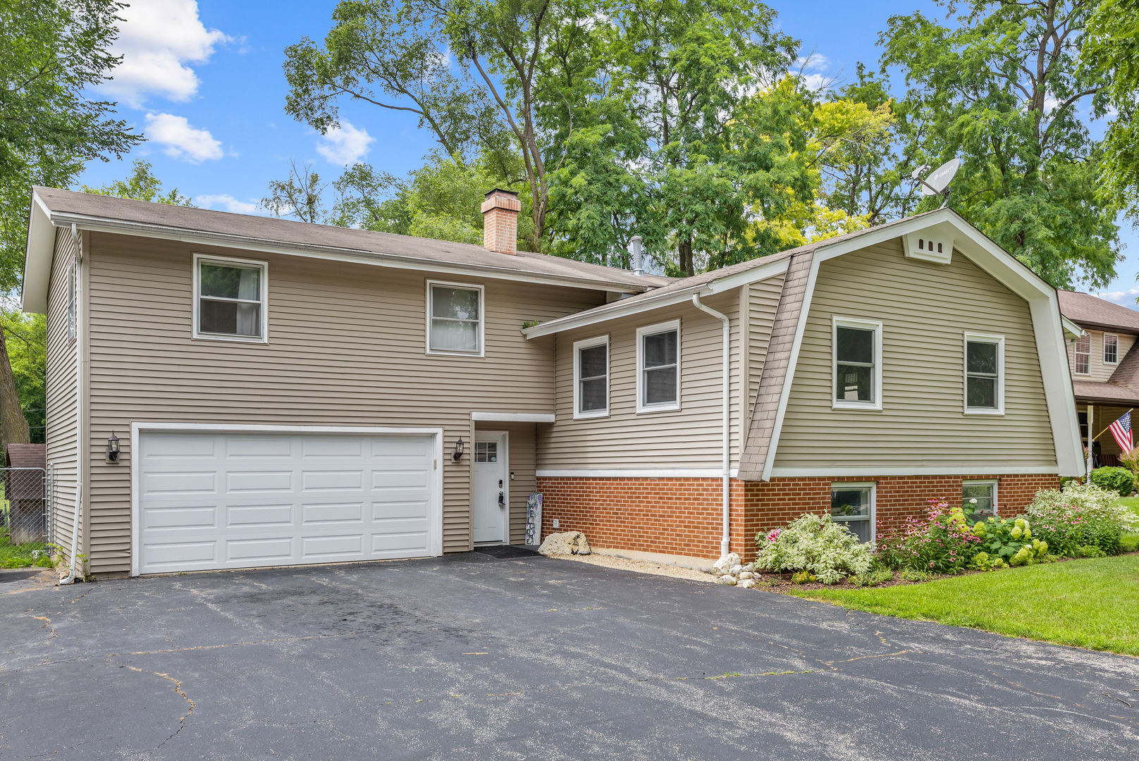 Property Photo: 3217 Midway Drive IL 60042