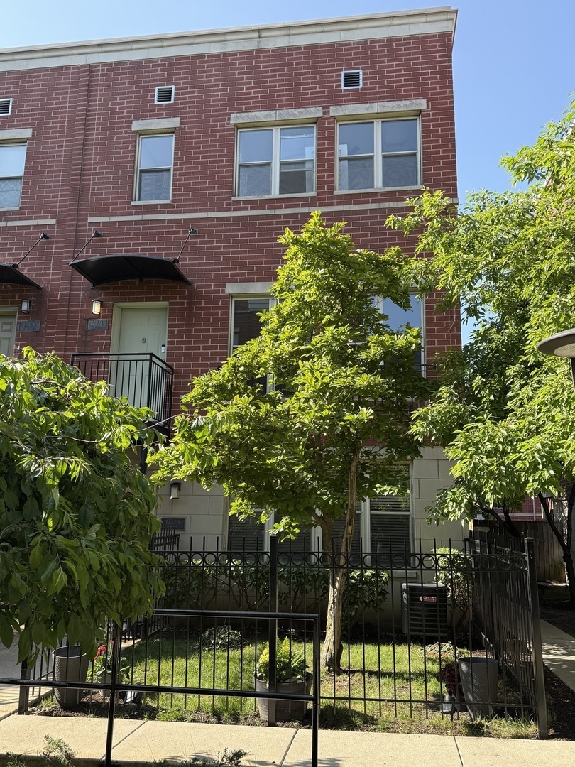 1333 N Burling Street B  Chicago IL 60610 photo