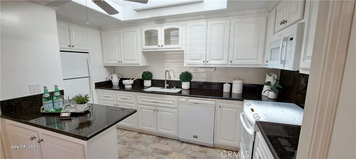 Property Photo:  14001 Thunderbird Dr  M2  4K  CA 90740 