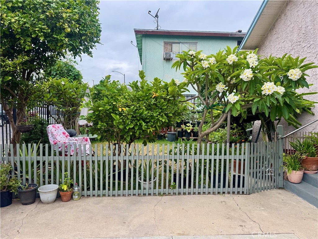 Property Photo:  1021 E 12th Street  CA 90813 