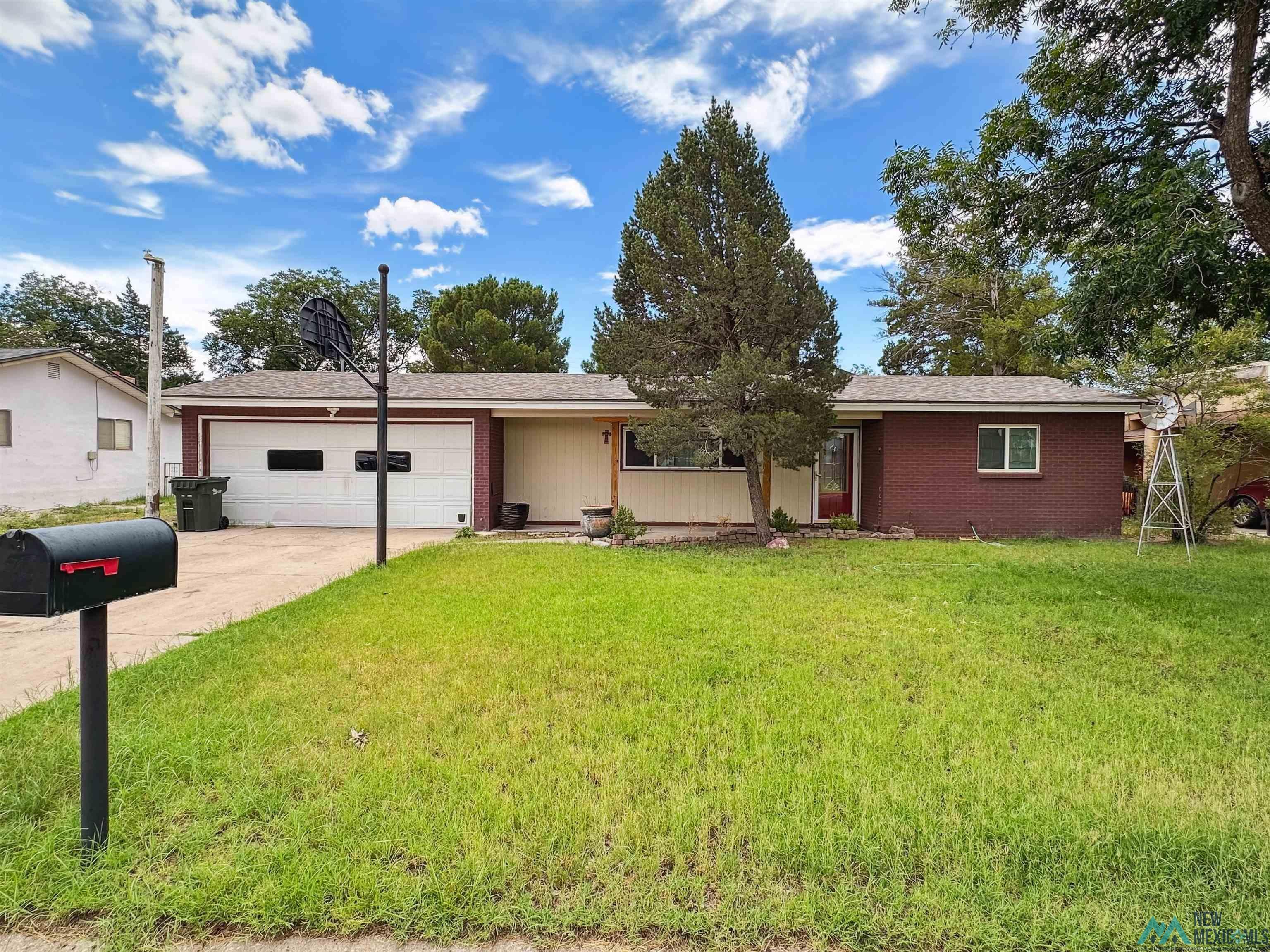 Property Photo:  1504 S Country Club Circle  NM 88220 