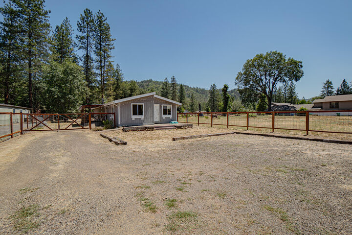 Property Photo: 60 Erickson Avenue OR 97539
