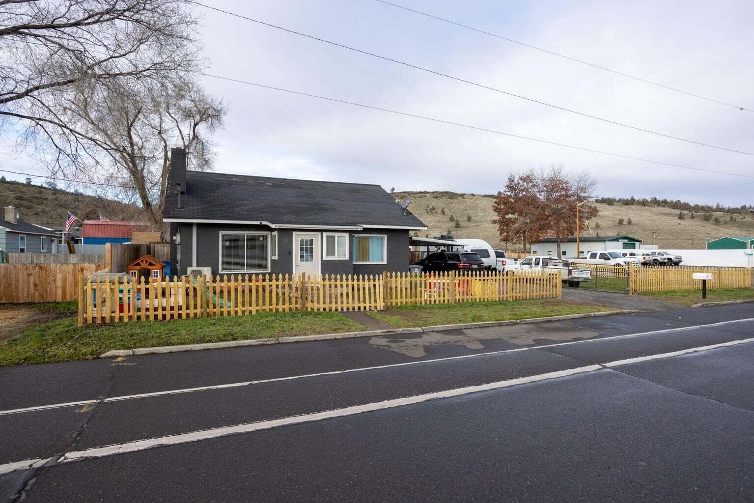 Property Photo: 12 SW 2nd Street OR 97741