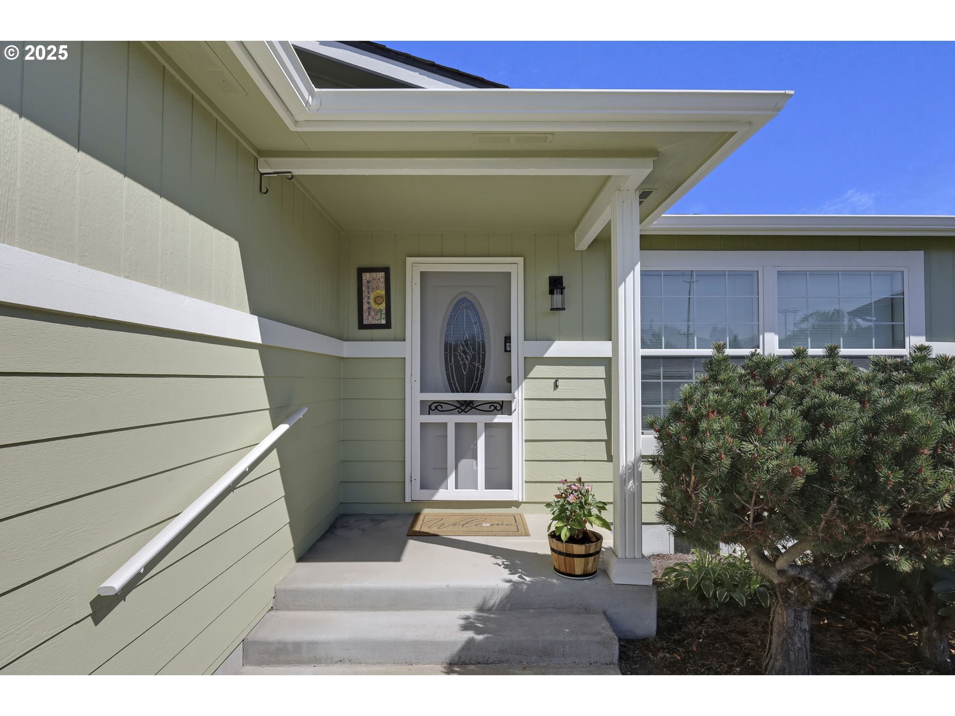 Property Photo: 120 Tyson Dr OR 97424