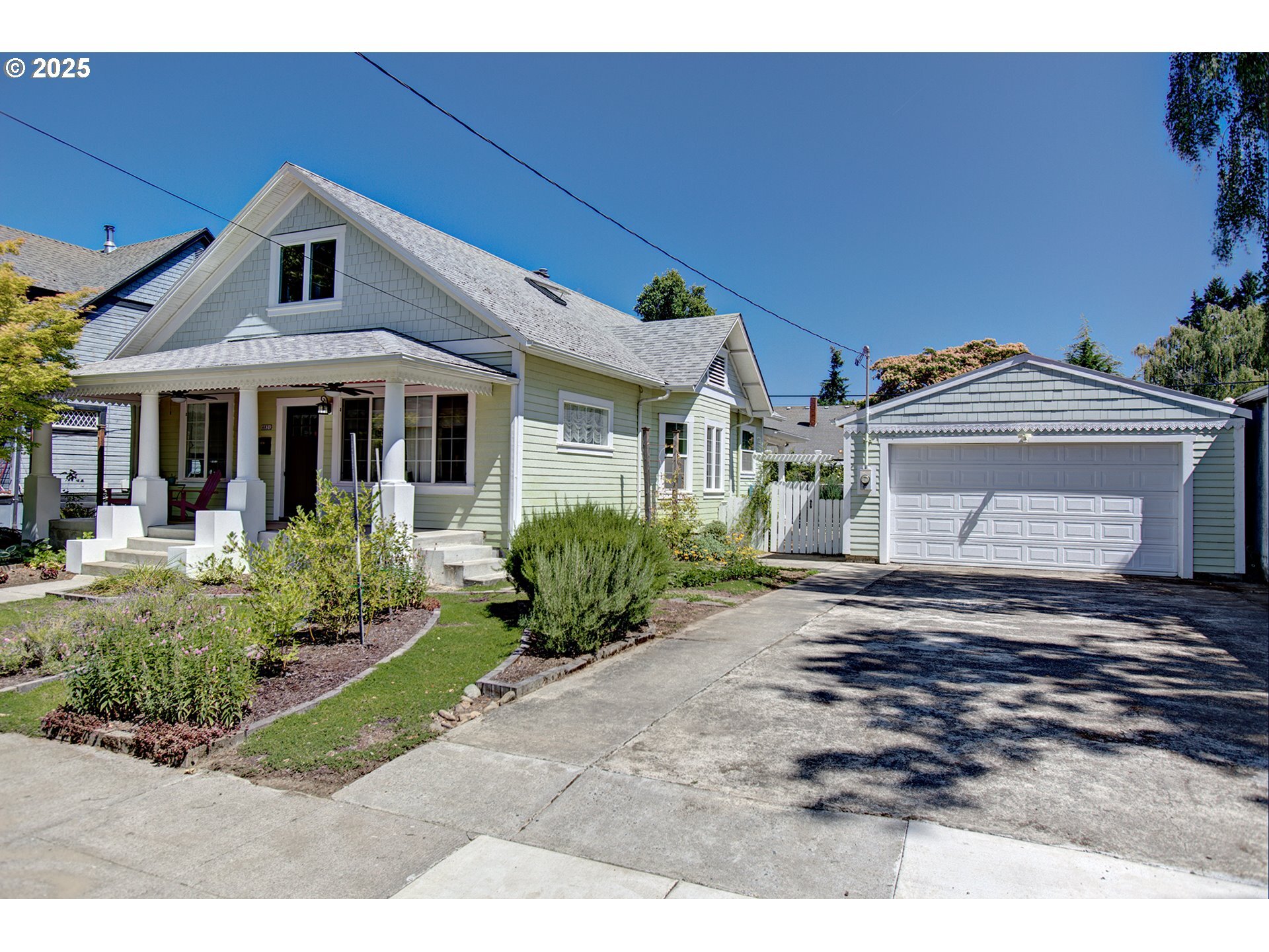 Property Photo: 4831 N Vanderbilt St OR 97203