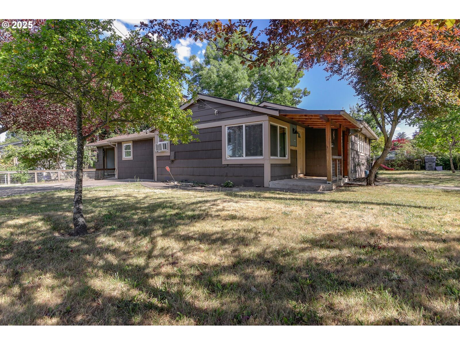 Property Photo:  2905 Pearl St  OR 97405 