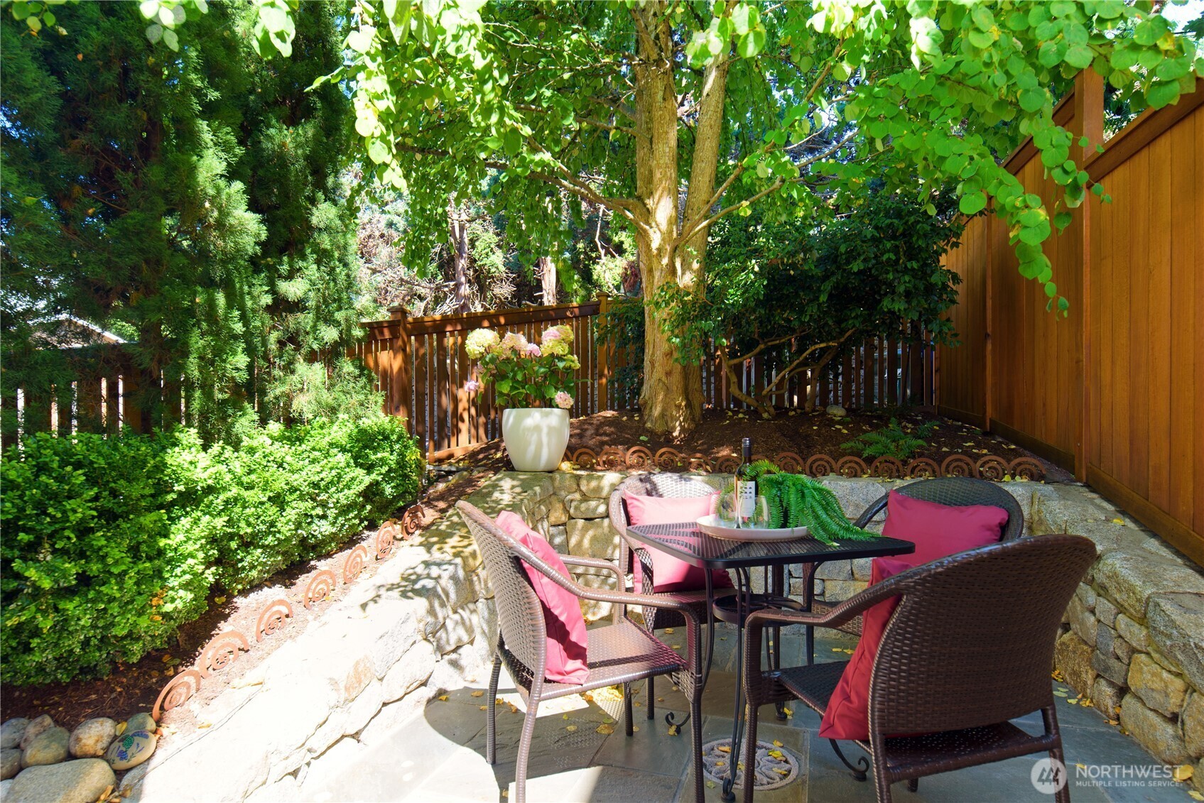 Property Photo: 6716 California Avenue SW D WA 98136