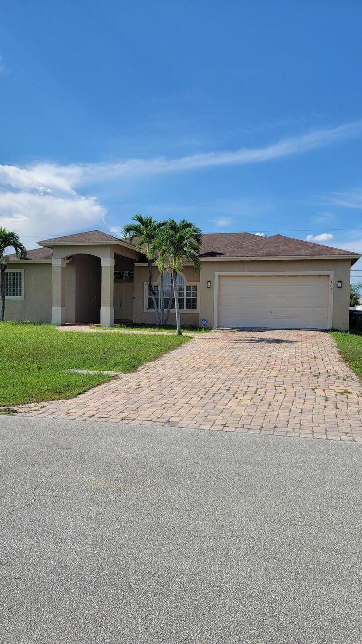 Property Photo: 1025 SW Dartmouth Avenue FL 34953